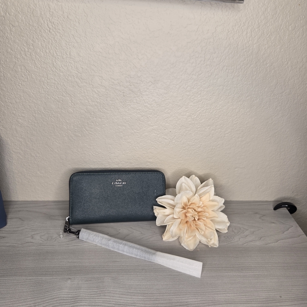 Coach Women's Green Wristlet Wallet - Picture 8 of 8